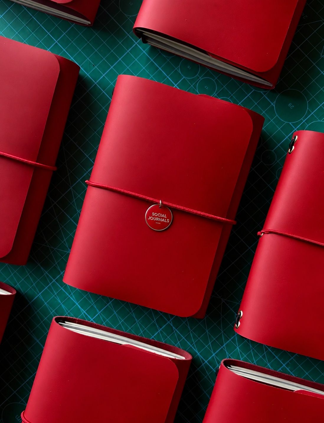 Journals de piel roja de Social Journals con su charm