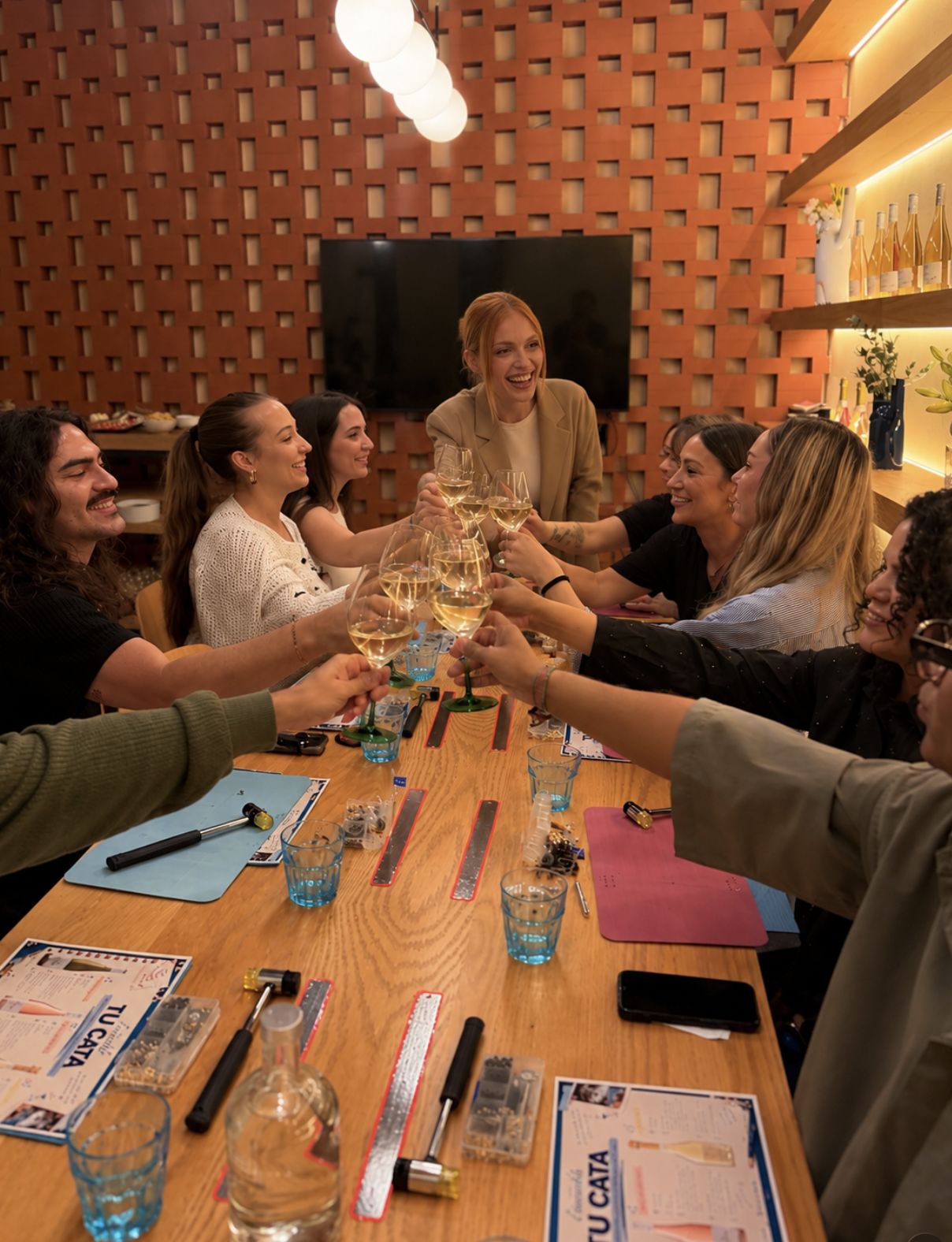 Brindis en una sesión de Social Journals